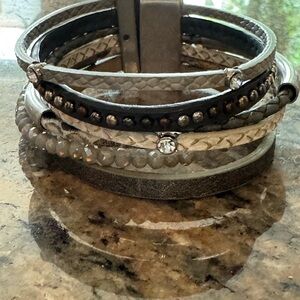 SAACHI Black and Gray Bracelet Set Modern Layered Design